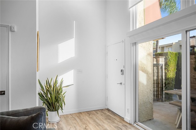 Detail Gallery Image 3 of 31 For 5435 Yarmouth #7,  Encino,  CA 91316 - 2 Beds | 2/1 Baths