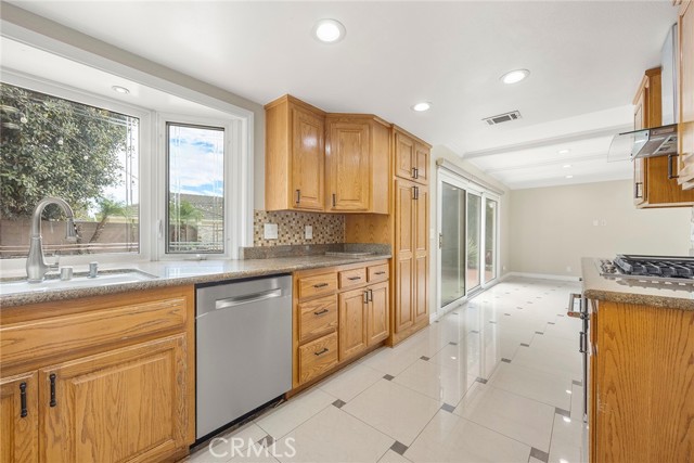 Detail Gallery Image 10 of 29 For 5308 Oxford Dr, Cypress,  CA 90630 - 4 Beds | 3 Baths