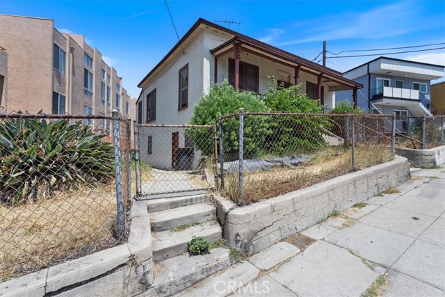 811 N Bunker Hill Avenue, Los Angeles CA: https://media.crmls.org/medias/af3ae0a6-b933-4ff2-8bf7-f1cae1abc54a.jpg