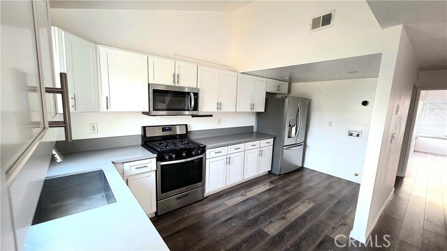 Detail Gallery Image 2 of 18 For 620 W Hyde Park Bld #126,  Inglewood,  CA 90302 - 3 Beds | 2 Baths