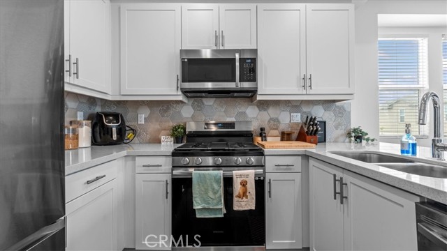1368 Anise Way, Upland CA: https://media.crmls.org/medias/af3c6465-acc3-4ec5-b3ba-a4635a8a1e82.jpg