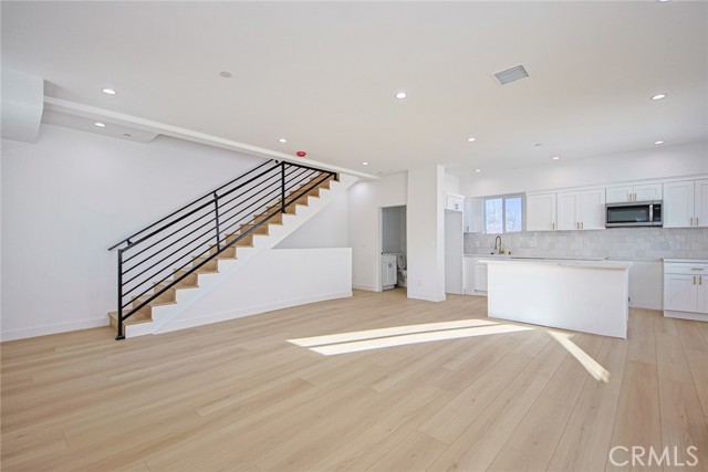 2402 S Cochran Avenue, Los Angeles CA: https://media.crmls.org/medias/af3ef5e7-6899-40f4-9df4-47482f95342e.jpg