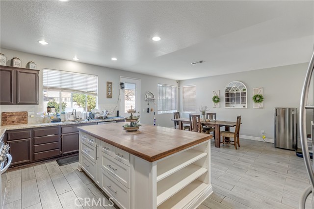 Detail Gallery Image 15 of 35 For 33129 Shoreline Dr, Lake Elsinore,  CA 92530 - 5 Beds | 3 Baths