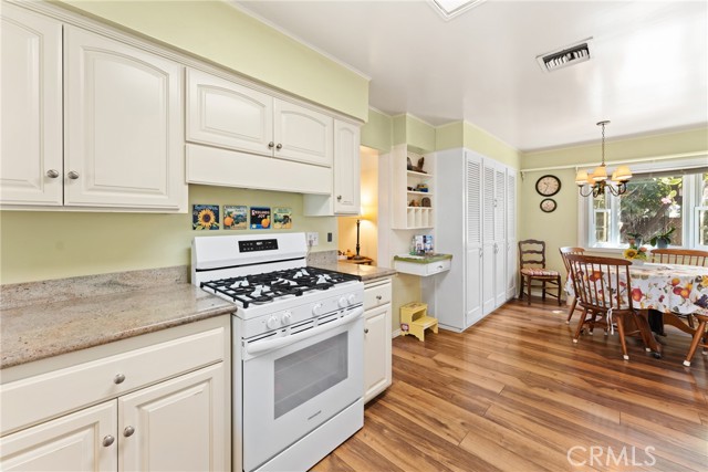 527 W Palm Avenue, Redlands CA: https://media.crmls.org/medias/af4473c2-018e-4bd9-a37b-e5c06a0a7f02.jpg