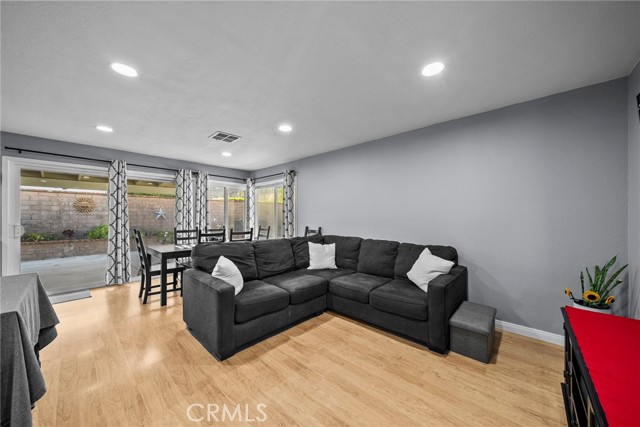 Detail Gallery Image 12 of 44 For 16503 Fairglade, Canyon Country,  CA 91387 - 4 Beds | 3 Baths