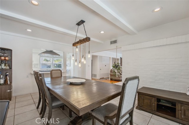 Detail Gallery Image 15 of 28 For 23818 Oxnard St, Woodland Hills,  CA 91367 - 3 Beds | 3 Baths