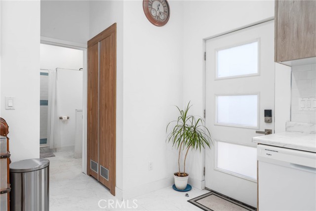 Detail Gallery Image 36 of 60 For 14027 Wyandotte St, Van Nuys,  CA 91405 - 4 Beds | 4 Baths