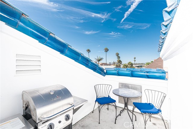 Detail Gallery Image 6 of 28 For 1720 W Oceanfront #B,  Newport Beach,  CA 92663 - 2 Beds | 2/1 Baths