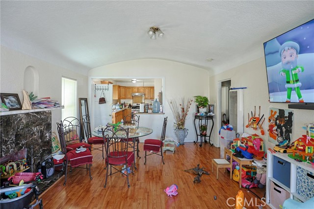 Detail Gallery Image 4 of 51 For 410 E 60th St, Long Beach,  CA 90805 - – Beds | – Baths