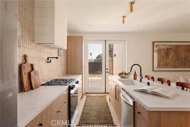 Detail Gallery Image 6 of 28 For 17852 Saticoy St, Reseda,  CA 91335 - 4 Beds | 3/1 Baths