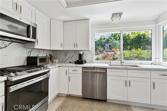 Detail Gallery Image 8 of 22 For 196 S Donna Ct, Anaheim,  CA 92807 - 3 Beds | 2 Baths