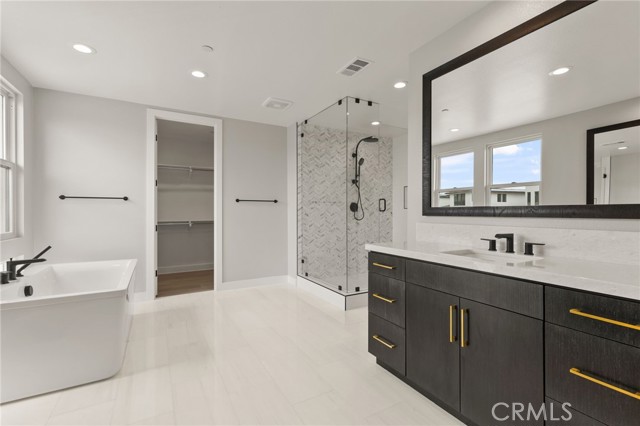 Detail Gallery Image 15 of 26 For 204 Stage, Irvine,  CA 92618 - 6 Beds | 5 Baths