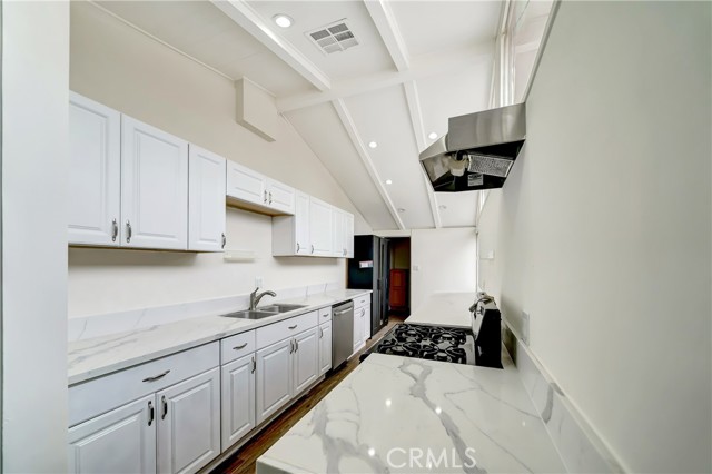 Detail Gallery Image 10 of 43 For 19706 Victory Bld, Woodland Hills,  CA 91367 - 4 Beds | 2 Baths