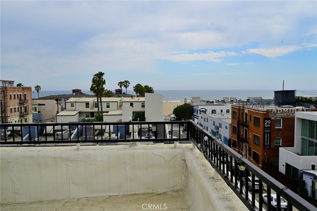 https://media.crmls.org/medias/af561a0c-ac07-4b3b-9591-624dbf3d8964.jpg?preset=X-Large