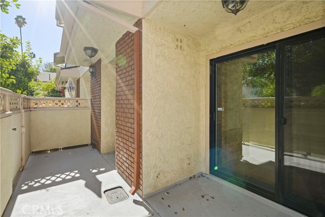 Detail Gallery Image 12 of 47 For 19451 Sherman Way #301,  Reseda,  CA 91335 - 3 Beds | 2/1 Baths