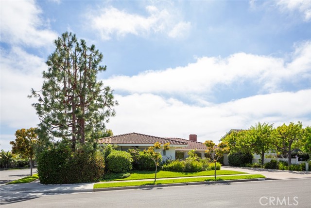 Detail Gallery Image 2 of 36 For 2727 Island View Dr, Corona Del Mar,  CA 92625 - 4 Beds | 2/1 Baths