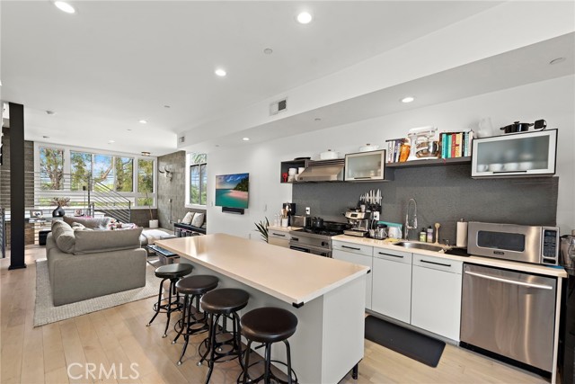 4151 Redwood Avenue, Los Angeles CA: https://media.crmls.org/medias/af5d8ca2-dd44-4920-951e-75c9dd6d7c80.jpg