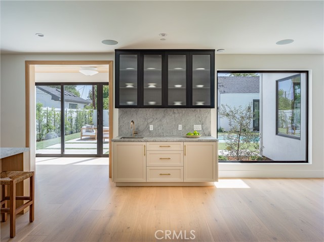 Detail Gallery Image 10 of 39 For 4936 Strohm Ave, Toluca Lake,  CA 91601 - 6 Beds | 6/1 Baths