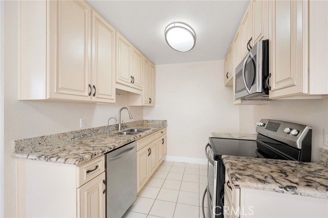 Detail Gallery Image 12 of 28 For 121 Sinclair Ave #206,  Glendale,  CA 91206 - 2 Beds | 2 Baths