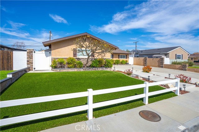 Image 3 of 43 For 4611 Myra  