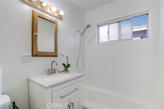 Detail Gallery Image 14 of 24 For 8207 Yarmouth, Reseda,  CA 91335 - 4 Beds | 2 Baths