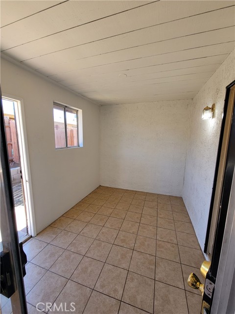 Detail Gallery Image 4 of 9 For 16001 Green Hill #1,  Victorville,  CA 92394 - 2 Beds | 1 Baths