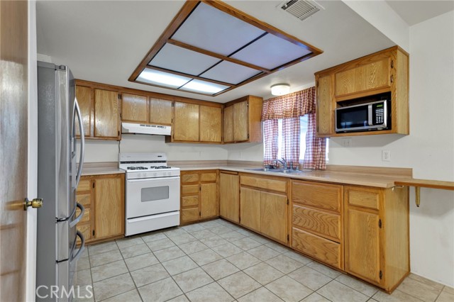 Detail Gallery Image 6 of 29 For 15481 Ramona, Apple Valley,  CA 92307 - 3 Beds | 2 Baths
