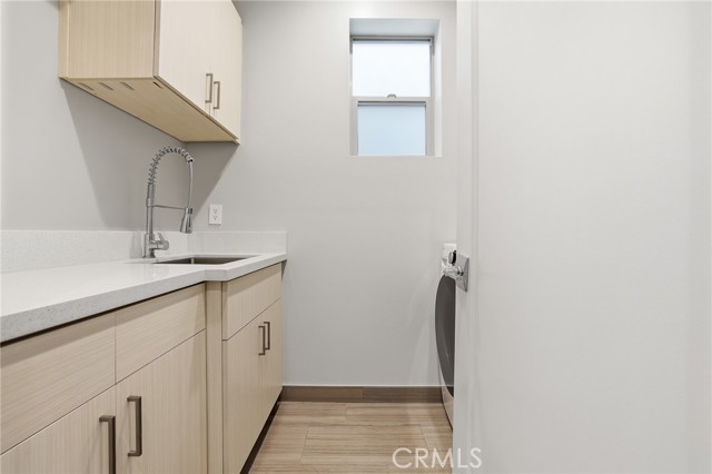 Detail Gallery Image 20 of 67 For 1745 Spreckels Ln, Redondo Beach,  CA 90278 - 3 Beds | 4/1 Baths