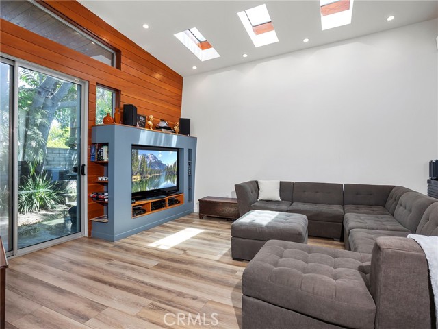 5762 Andasol Avenue, Encino CA: https://media.crmls.org/medias/af6982e0-a72a-4423-9043-d0095ca8b7cd.jpg