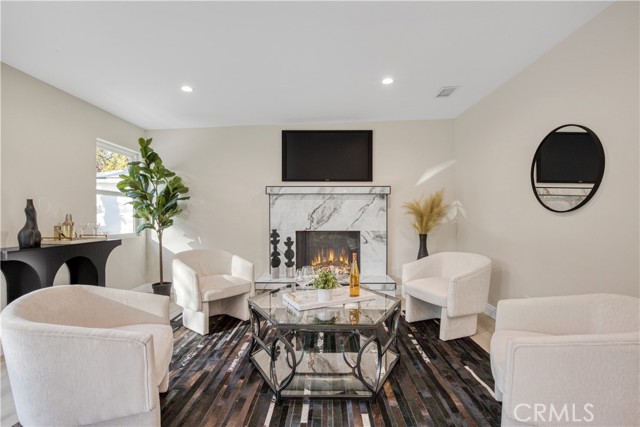 Detail Gallery Image 10 of 35 For 19120 Bessemer, Tarzana,  CA 91335 - 4 Beds | 3 Baths