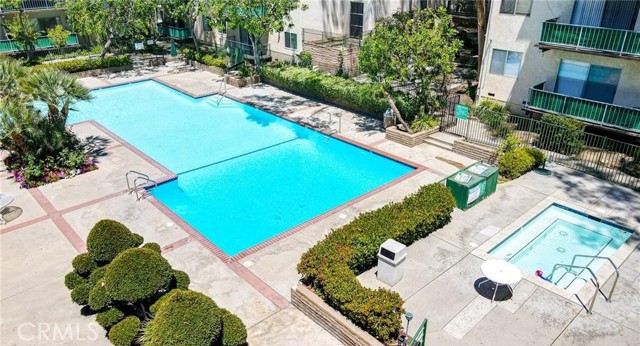 Detail Gallery Image 2 of 9 For 5460 White Oak, Encino,  CA 91316 - 2 Beds | 2 Baths