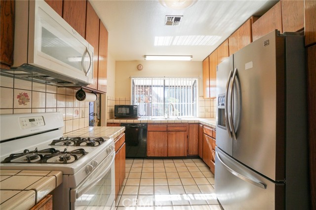 Detail Gallery Image 9 of 29 For 2024 W 41st St, Los Angeles,  CA 90062 - 3 Beds | 2 Baths