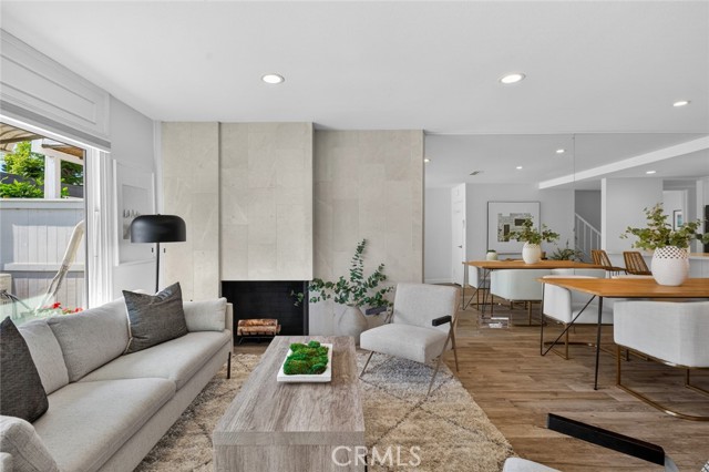 Detail Gallery Image 4 of 33 For 1074 Buckingham, Newport Beach,  CA 92660 - 2 Beds | 2/1 Baths