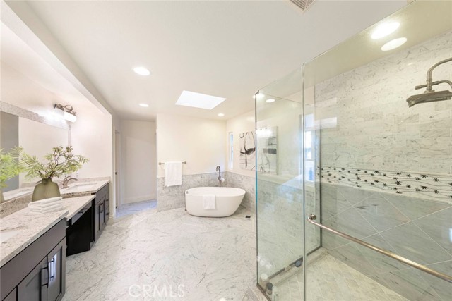 Detail Gallery Image 14 of 56 For 16 Lucerne, Newport Beach,  CA 92660 - 4 Beds | 3/1 Baths