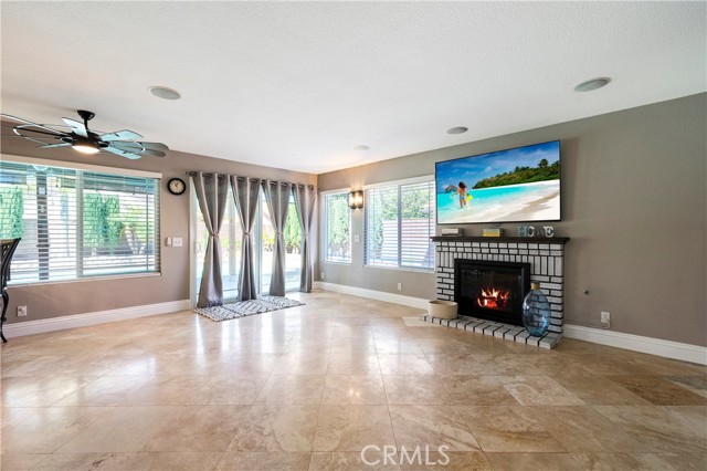 1841 Creekside Drive, Hemet CA: https://media.crmls.org/medias/af76e52b-cb30-4de9-b076-5996b46f66d8.jpg