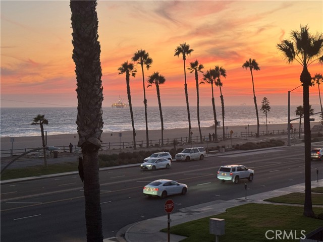 1516 Pacific Coast, Huntington Beach CA: https://media.crmls.org/medias/af7803f9-fc61-4127-8393-ce4b89b16b16.jpg