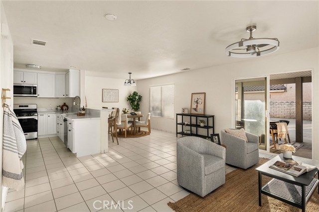 Detail Gallery Image 4 of 48 For 14647 Green River Rd, Victorville,  CA 92394 - 4 Beds | 2/1 Baths