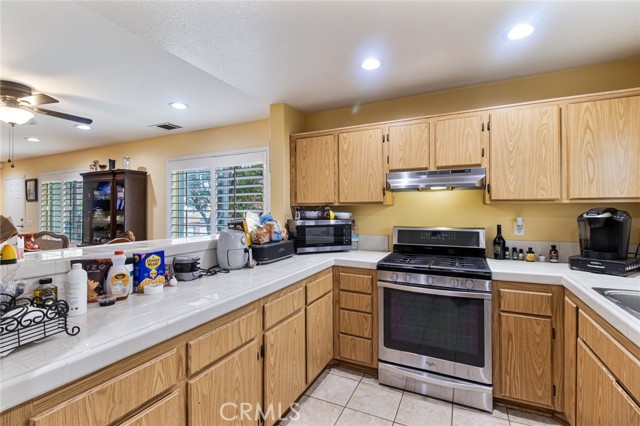 Detail Gallery Image 5 of 27 For 1061 Harbor Heights #B,  Harbor City,  CA 90710 - 3 Beds | 2/1 Baths