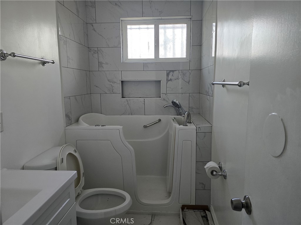 https://media.crmls.org/medias/af842074-1d9e-427f-85fe-fc48c9c0b057.jpg?preset=X-Large