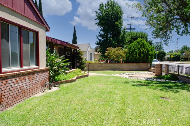 10520 Haskell Avenue, Granada Hills CA: https://media.crmls.org/medias/af85d218-399c-4b46-9010-a8b90b35801b.jpg