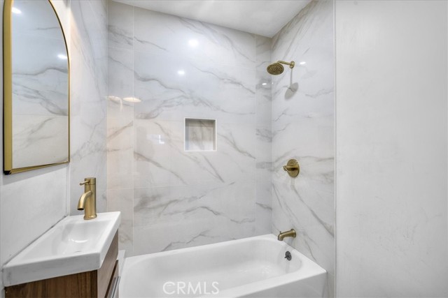 140 E 69th Street, Long Beach CA: https://media.crmls.org/medias/af8a2a3a-5ae2-4905-bbd1-2a834b01842e.jpg