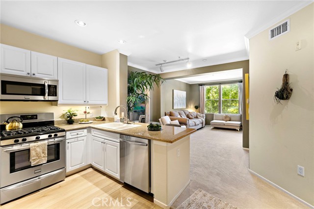 3247 Watermarke Place, Irvine CA: https://media.crmls.org/medias/af8a63fb-e4c9-48cf-80aa-8a49ac6a3b33.jpg