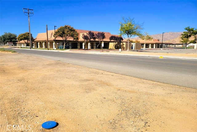 33 Mesquite Road, Apple Valley CA: https://media.crmls.org/medias/af8b51f9-546a-4ad4-875f-a62c7baa1378.jpg