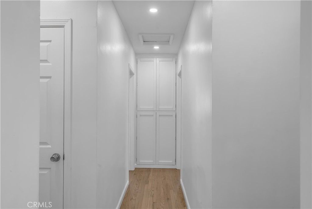https://media.crmls.org/medias/af95b3eb-7db8-43af-98b7-43df1d25836f.jpg?preset=X-Large