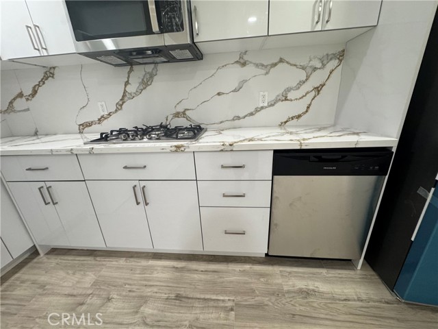 Detail Gallery Image 8 of 10 For 4914 Hesperia, Encino,  CA 91316 - 2 Beds | 2 Baths