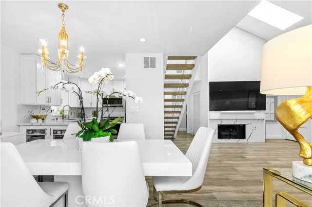 456 E San Jose Avenue, Burbank CA: https://media.crmls.org/medias/af9b9742-1203-4c5c-8f37-08e31a5df1dd.jpg