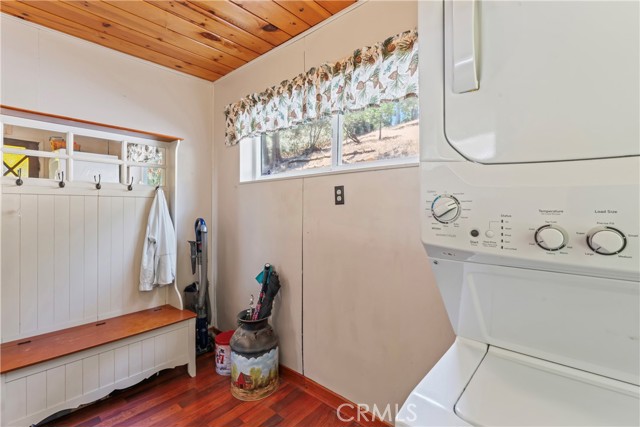 328 Wylerhorn Drive, Crestline CA: https://media.crmls.org/medias/afa08e5c-7e46-44b5-89ba-ef1be8e4c188.jpg