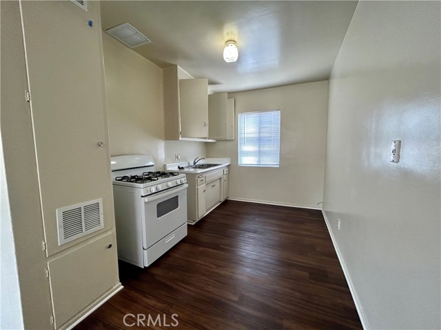 Detail Gallery Image 3 of 8 For 325 W Carson St #11,  Carson,  CA 90745 - 2 Beds | 1 Baths