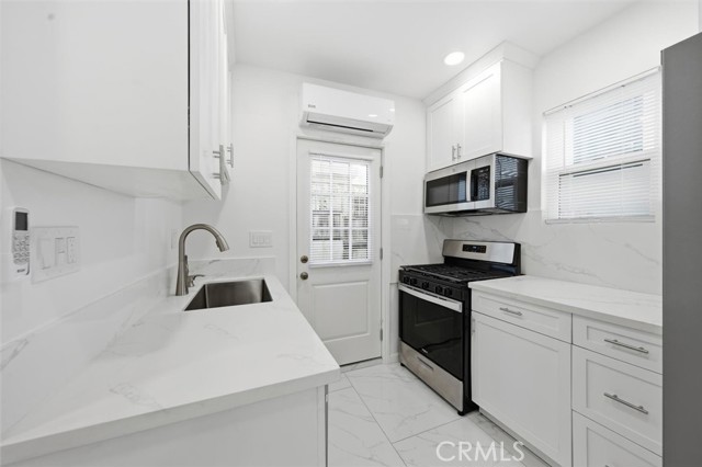 Detail Gallery Image 5 of 17 For 220 39th a,  Manhattan Beach,  CA 90266 - 1 Beds | 1 Baths