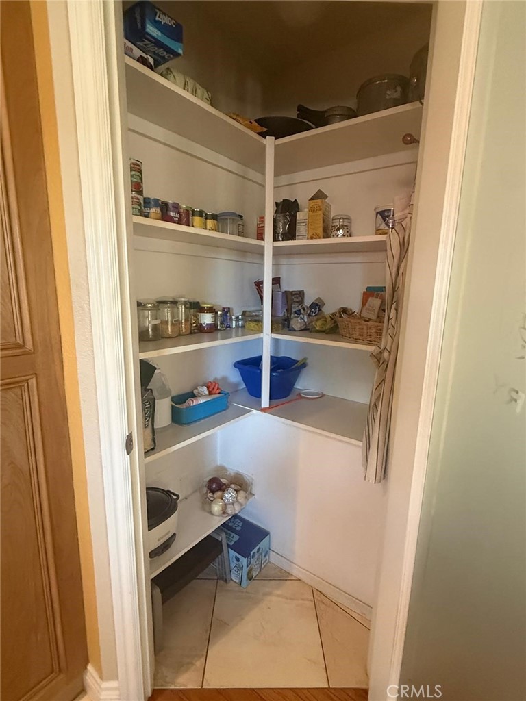 https://media.crmls.org/medias/afa767a0-4a70-4bef-8369-b6c580cf754c.jpg?preset=X-Large